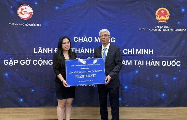 TP HCM trao tặng tủ sách cho cộng đồng người Việt tại Hàn Quốc