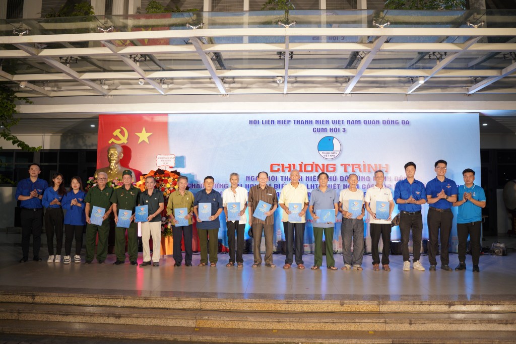 Tuổi trẻ Hội LHTN Việt Nam các phường thuộc cụm 3 quận Đống Đa có chuẩn bị các phần quà thay cho lời cảm ơn sâu sắc tới công lao của các bác cựu chiến binh