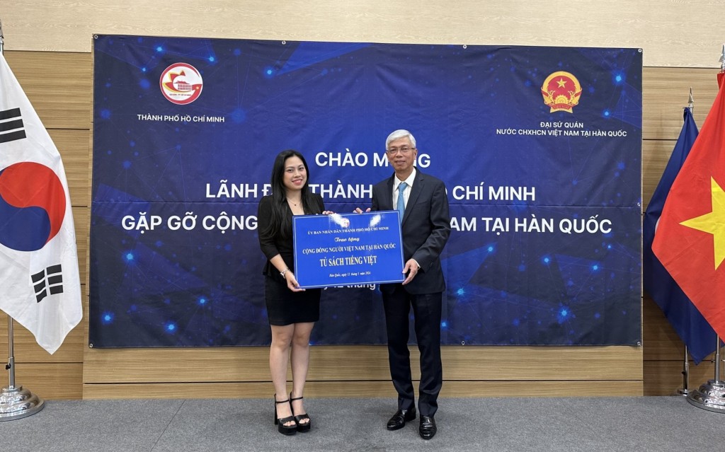 đoàn công tác đã trao tặng tủ sách tiếng Việt cho cộng đồng người Việt Nam tại Hàn Quốc