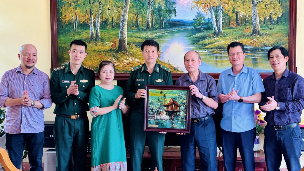 Đoàn công tác Hội Nhà báo Hà Nội tặng quà các chiến sĩ tại Đồn Biên phòng Mường Pồn