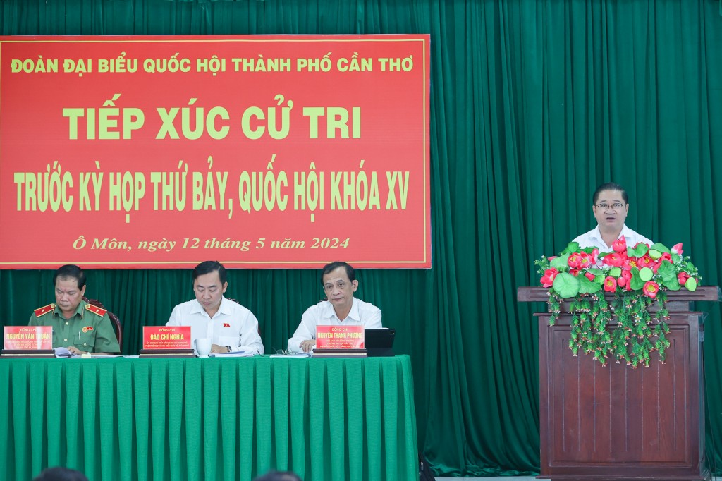 Chủ tịch UBND TP. Cần Thơ Trần Việt Trường trả lời các câu hỏi của cử tri - Ảnh: VGP/Nhật Bắc
