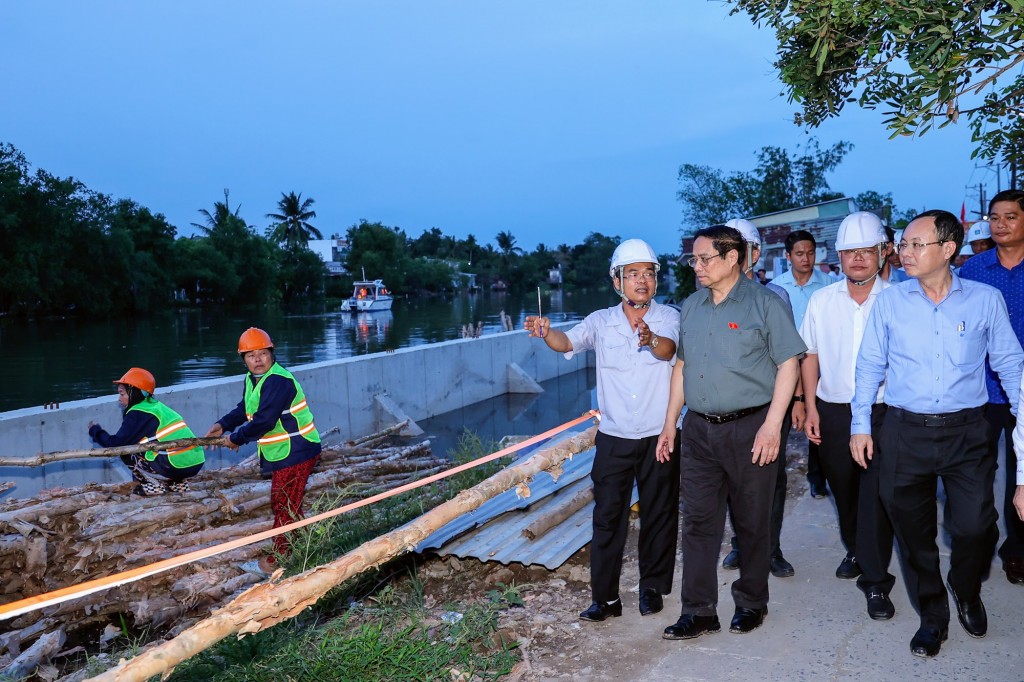 Kiểm tra công trường, Thủ tướng Phạm Minh Chính yêu cầu bảo đảm tiến độ, chất lượng, kỹ thuật, mỹ thuật, an toàn, vệ sinh môi trường dự án kè sông Trà Nóc - Ảnh: VGP/Nhật Bắc