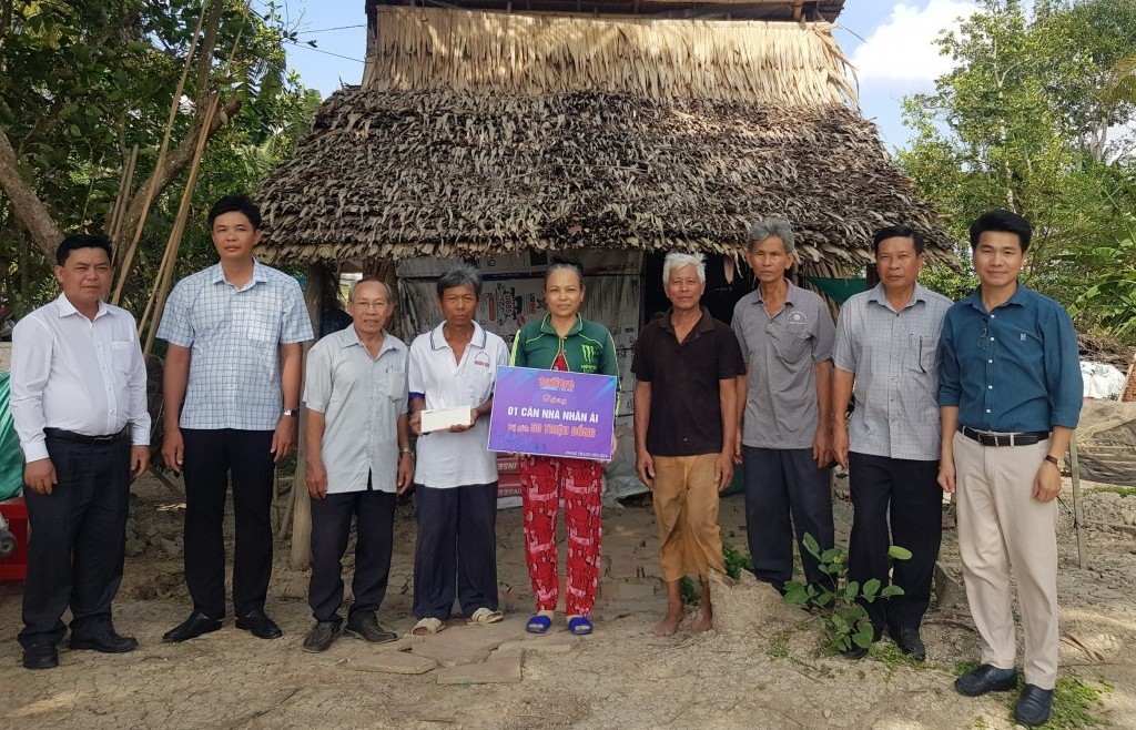 Trao kinh phí xây nhà nhân ái cho hộ gia đình khó khăn