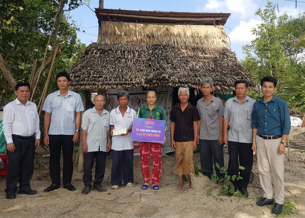 Nhà báo Nguyên Pháp - Phụ trách Văn phòng đại diện báo Tuổi trẻ Thủ đô phía Nam (bìa phải) và đồng chí Nguyễn Hoàng Vũ - Phó Chủ tịch UBND huyện Hồng Dân (bìa trái) trao kinh phí xây nhà nhân ái