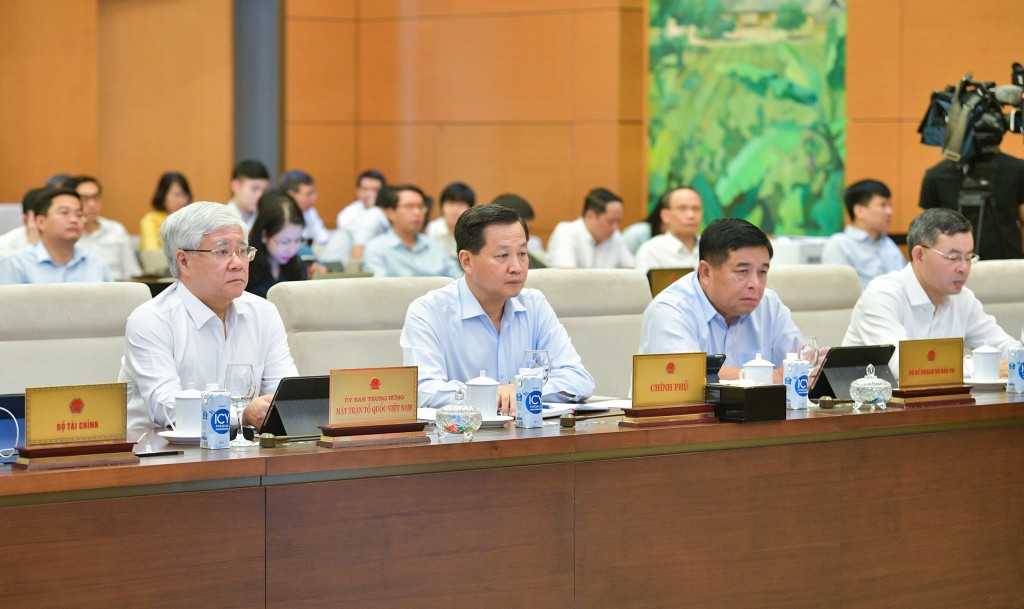 Chủ tịch Ủy ban Trung ương MTTQ Việt Nam Đỗ Văn Chiến, Phó Thủ tướng Chính phủ Lê Minh Khái và các đại biểu dự phiên họp.