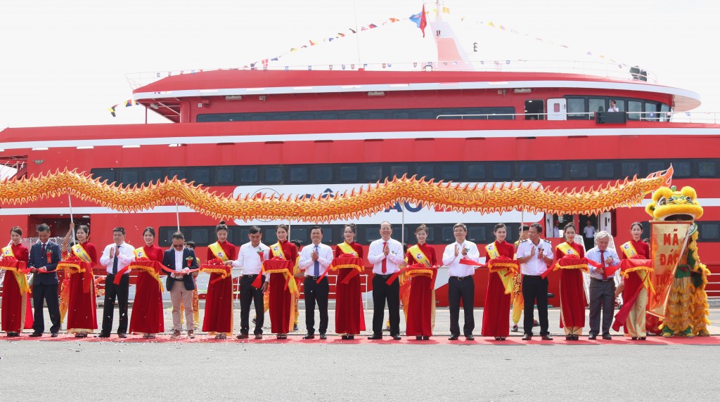 Đại diện lãnh đạo sở, ban ngành TP HCM và tỉnh Bà Rịa - Vũng Tàu cắt băng khánh thành khai trương tuyến tàu cao tốc TP HCM - Côn Đảo