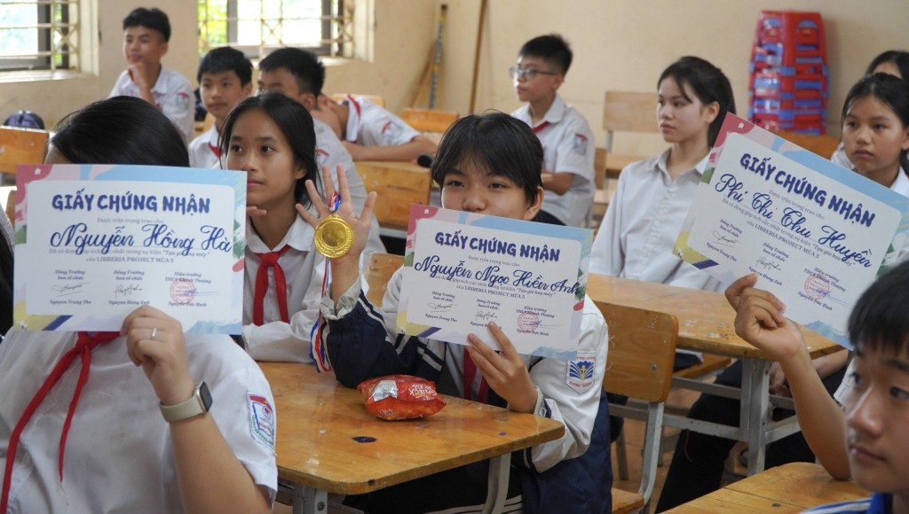 Các em học sinh trường THCS Khánh Thượng, Ba Vì, Hà Nội nhiệt tình tham gia hoạt động  giảng dạy của lớp kỹ năng sống do dự án Libreria tổ chức