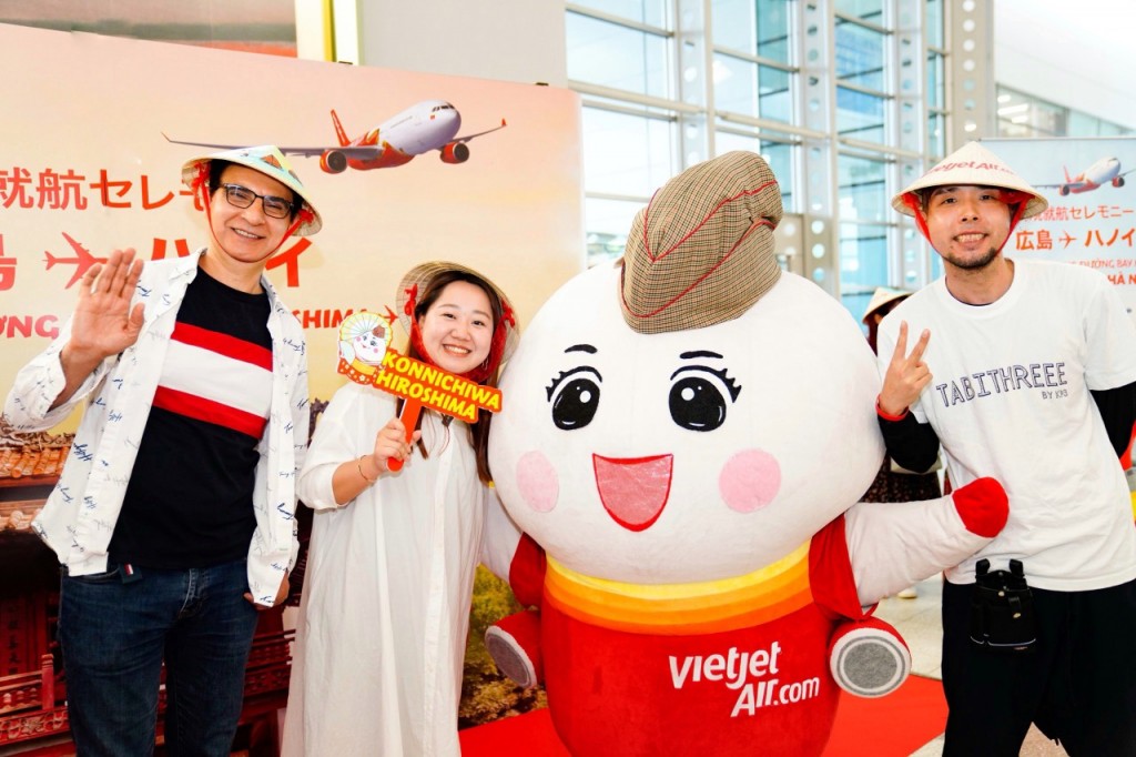 Hành khách trên các chuyến bay khai trương nhận các phần quà lưu niệm từ Vietjet và sân bay Hiroshima
