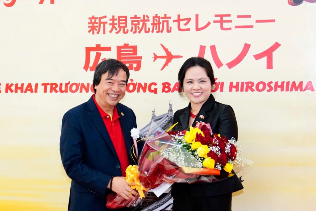 Ông Nguyễn Đức Thịnh, Phó Tổng giám đốc Vietjet và Tổng lãnh sự quán Việt Nam tại Fukuoka Vũ Chi Mai cùng chào đón đường bay mới của Vietjet