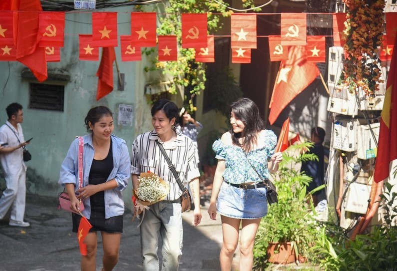 Giới trẻ đổ xô check-in tại con ngõ nhỏ treo nhiều cờ Tổ quốc tại Tây Hồ, Hà Nội