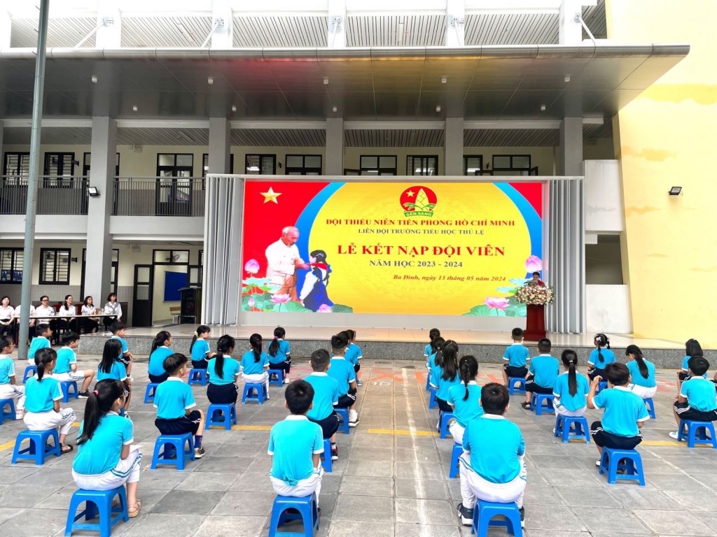 Học sinh trường Tiểu học Thủ Lệ (Ba Đình) trang nghiêm trong lễ kết nạp đội viên