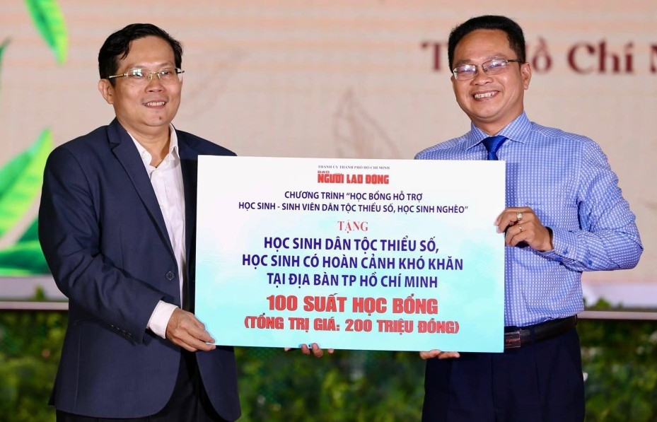 Trao học bổng hỗ trợ học sinh hơn 30 tỉnh, thành