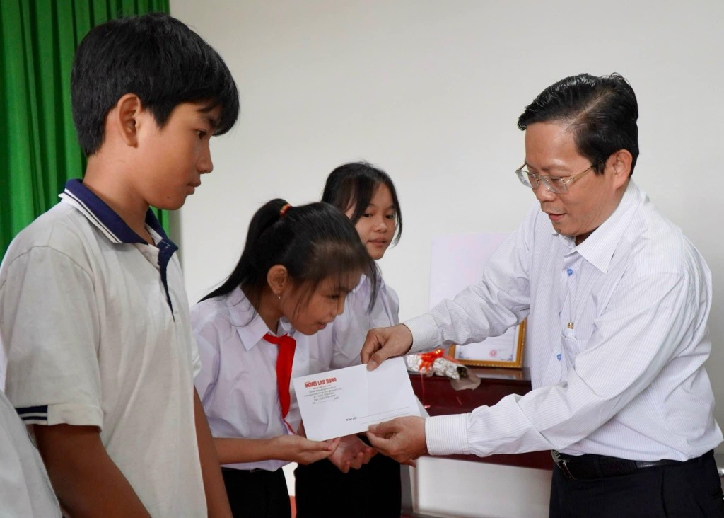 Làm hết sức để phát triển chương trình &quot;Học bổng hỗ trợ học sinh - sinh viên dân tộc thiểu số, học sinh nghèo&quot;