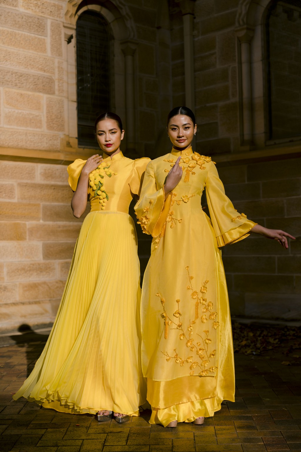 Hai Hoa hậu trong tà áo dài vàng rực rỡ của NTK Trần Phương Hoa