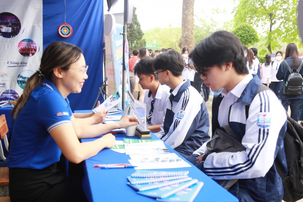 Học sinh Thủ đô tham quan gian hàng các trường cao đẳng, đại học