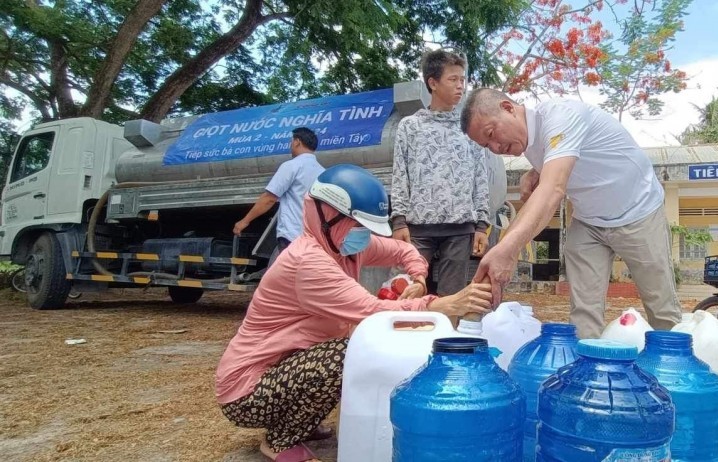 Những “Giọt nước nghĩa tình” đến với người dân Bến Tre, Tiền Giang giữa mùa hạn mặn