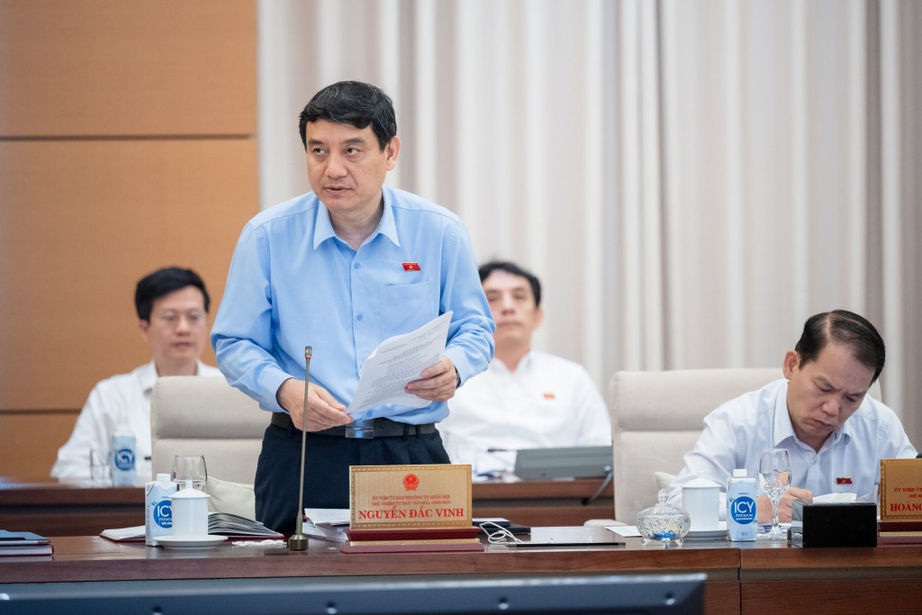 Chủ nhiệm Ủy ban Văn hóa - Giáo dục của Quốc hội Nguyễn Đắc Vinh trình bày báo cáo thẩm tra.