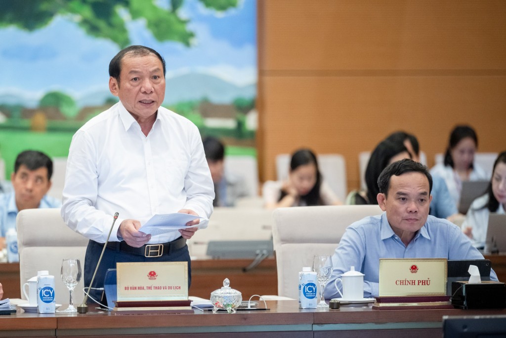 Bộ trưởng Bộ Văn hóa - Thể thao và Du lịch Nguyễn Văn Hùng trình bày tờ trình.
