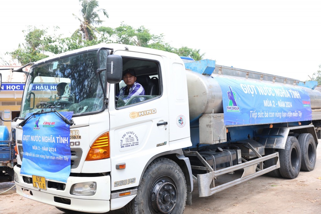 Gần 200.000 sản phẩm nước tinh khiết Number 1 và 620 khối nước ngọt vừa được Công ty Tân Hiệp Phát và Báo Công an TPHCM trao tận tay cho người dân vùng hạn mặn tại Bến Tre, Tiền Giang.