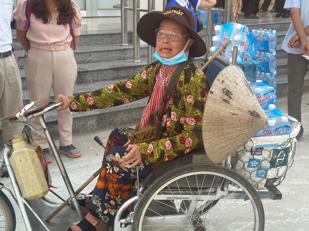 Bà Phạm Thị Sáu vui mừng trong buổi nhận nước từ Công ty Tân Hiệp Phát