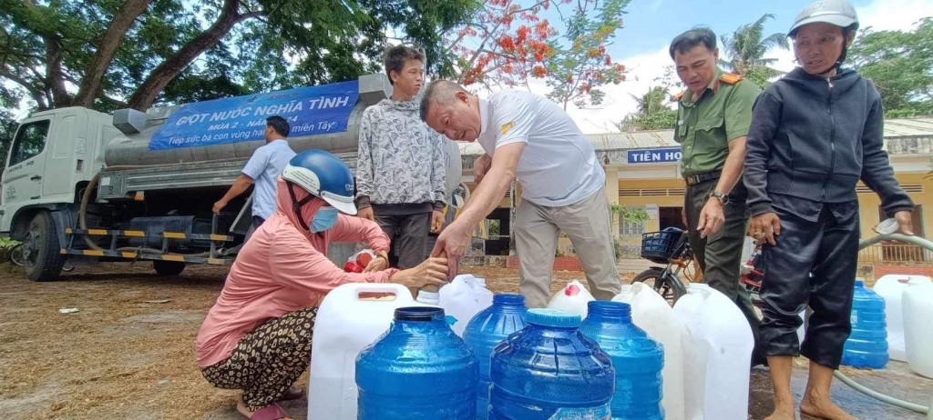 Ông Nguyễn Duy Hưng, Chủ tịch Ủy ban Đối ngoại Công ty Tân Hiệp Phát “tiếp” những giọt nước nghĩa tình cho người dân.