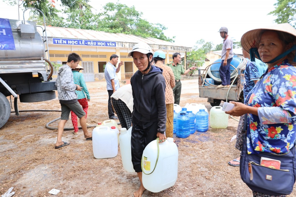 Người dân xã An Ngãi Trung, Ba Tri, Bến Tre nhận nước từ chương trình “Giọt nước nghĩa tình” do Công ty Tân Hiệp Phát cùng báo Công an TPHCM thực hiện