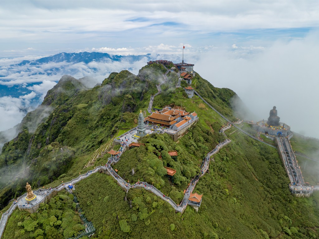Toàn bộ đường lên đỉnh “nóc nhà Đông Dương” được trang hoàng cho Lễ Phật Đản