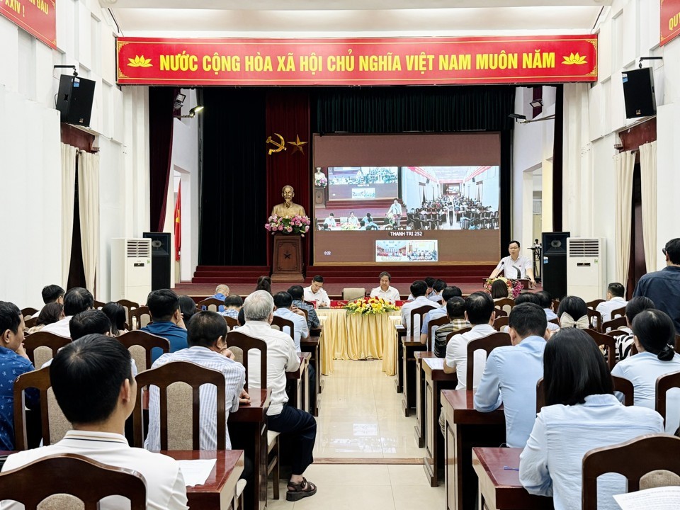 Các đại biểu Quốc hội tại buổi tiếp xúc cử tri các huyện Thanh Trì, Thanh Oai và quận Hà Đông