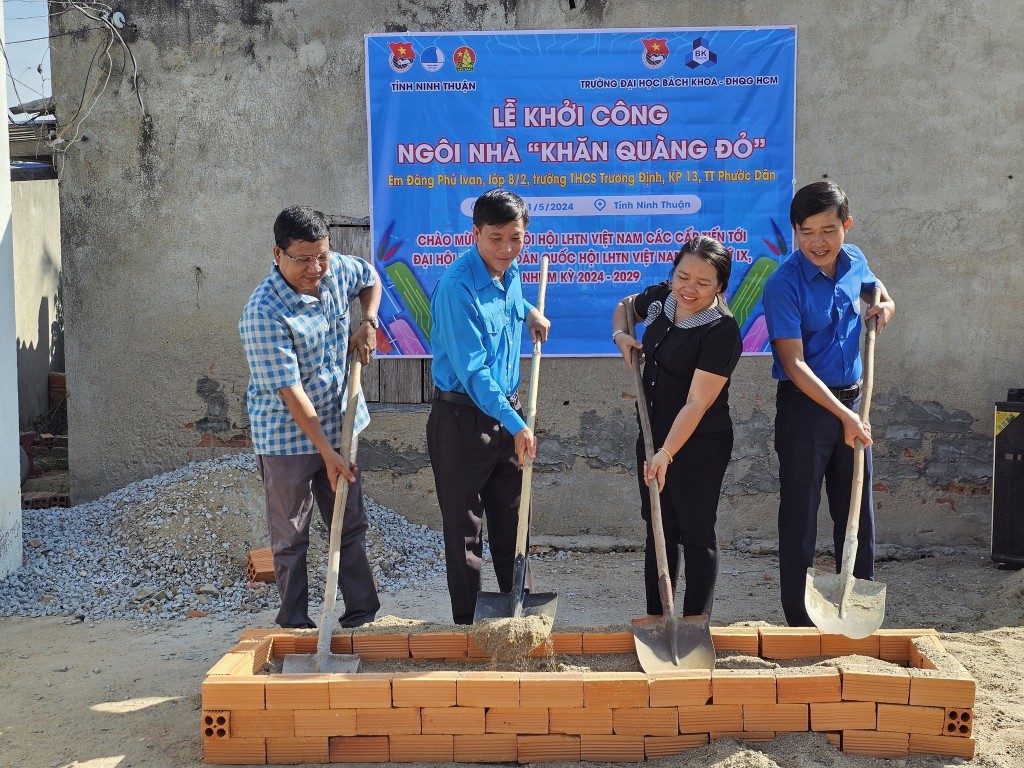 1.	Lễ khởi công xây dựng “Ngôi nhà khăn quàng đỏ” cho gia đình em Đàng Phú IVan