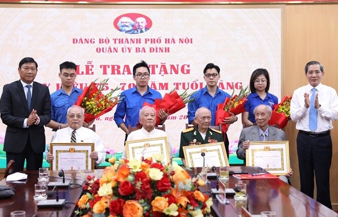 Đảng viên lão thành quận Ba Đình nhận Huy hiệu 75 năm tuổi Đảng