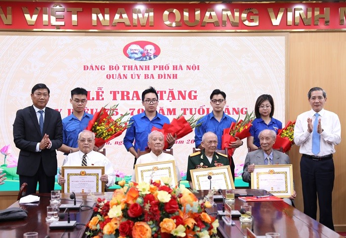 Đảng viên lão thành quận Ba Đình nhận Huy hiệu 75 năm tuổi Đảng