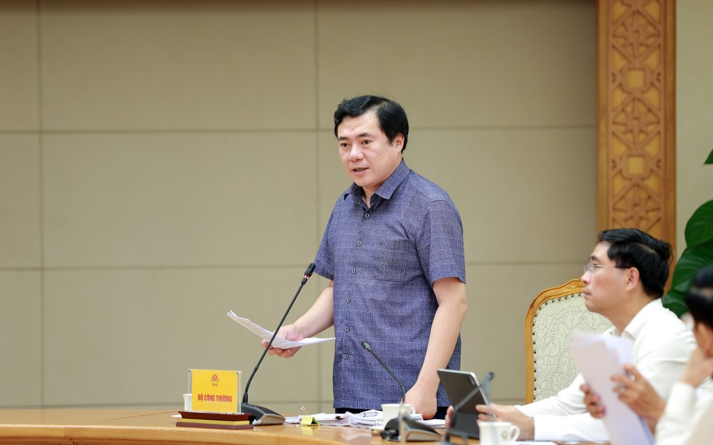 Thứ trưởng Bộ Công Thương Nguyễn Sinh Nhật Tân báo cáo một số nội dung cơ bản của Nghị định về cơ chế mua bán điện trực tiếp - Ảnh: VGP/Minh Khôi