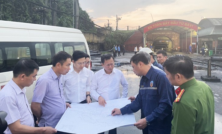 Lãnh đạo tỉnh Quảng Ninh đang chỉ đạo công tác cứu hộ tại hầm lò Công ty than Quang Hanh, Thành phố Cẩm Phả. Ảnh: Cổng TTĐT tỉnh Quảng Ninh