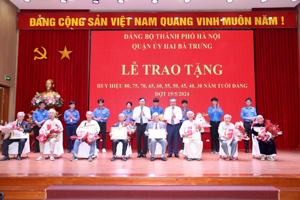 Chủ tịch UBND TP Hà Nội Trần Sỹ Thanh và Bí thư Quận ủy Hai Bà Trưng Nguyễn Văn Nam trao tặng Huy hiệu 70 năm, 75 năm, 80 năm tuổi Đảng cho các đảng viên lão thành.