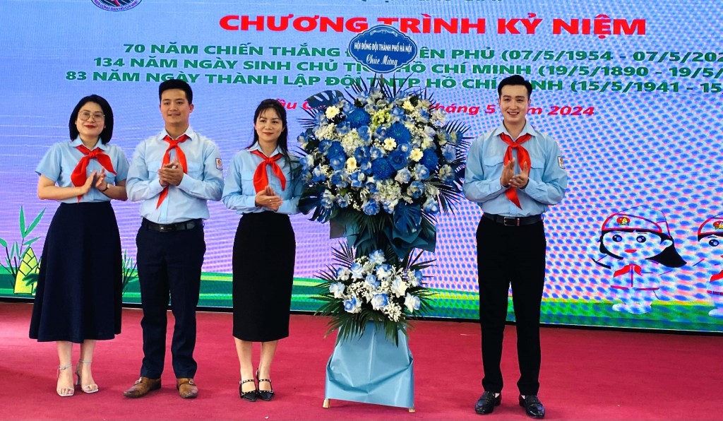 Đồng chí Đào Đức Việt, Phó Bí thư Thành đoàn Hà Nội, Chủ tịch Hội đồng Đội thành phố Hà Nội tặng hoa chúc mừng Quận đoàn - Hội đồng Đội quận Cầu Giấy