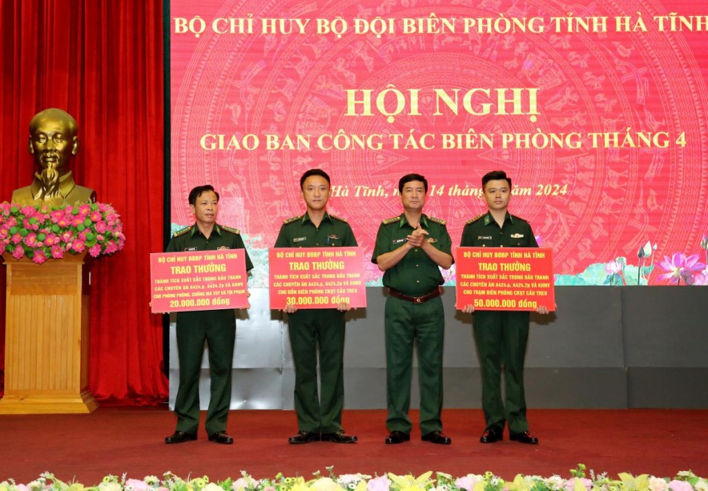 Đại tá Bùi Hồng Thanh, Chỉ huy trưởng BĐBP Hà Tĩnh trao thưởng thành tích đột xuất trong đấu tranh phòng, chống tội phạm cho các tập thể. Ảnh: Minh Toàn