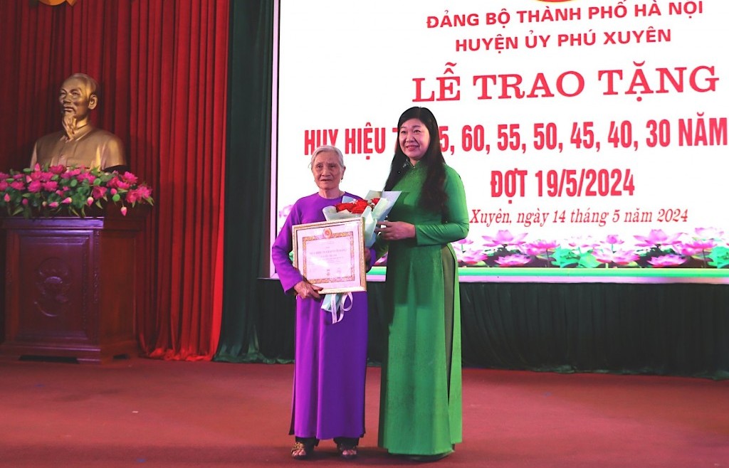 Trao Huy hiệu 75 năm tuổi Đảng tặng đảng viên lão thành