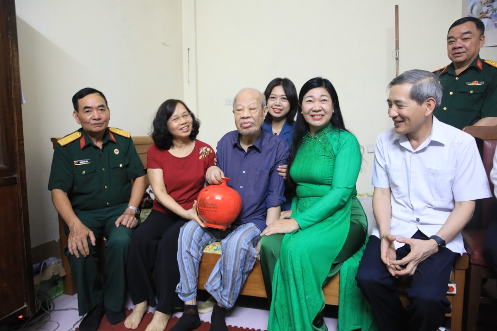 Chủ tịch MTTQ TP Hà Nội tặng quà tri ân chiến sỹ Điện Biên