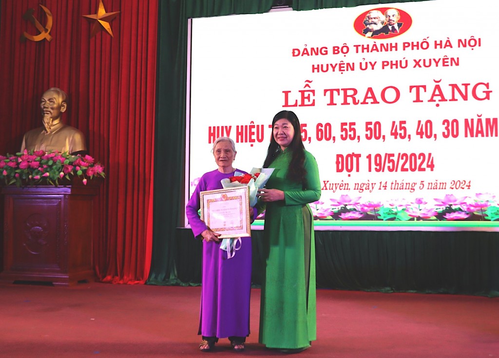 Trao Huy hiệu 75 năm tuổi Đảng tặng đảng viên lão thành
