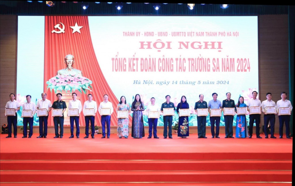 Giám đốc Sở Lao động - Thương binh và Xã hội Hà Nội Bạch Liên Hương trao Bằng khen tặng các cá nhân có thành tích xuất sắc. Ảnh: Quang Thái.