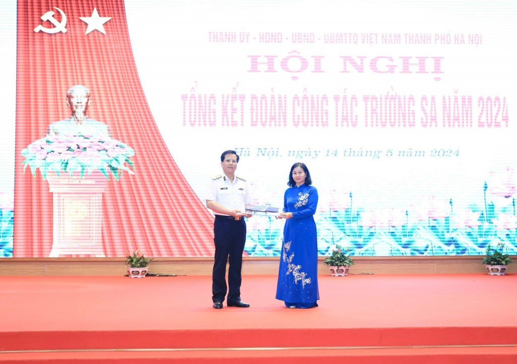 Chuẩn đô đốc Hoàng Hồng Hà, Phó Tư lệnh Quân chủng Hải quân tặng quà Phó Bí thư Thường trực Thành ủy Hà Nội Nguyễn Thị Tuyến. Ảnh: Quang Thái.