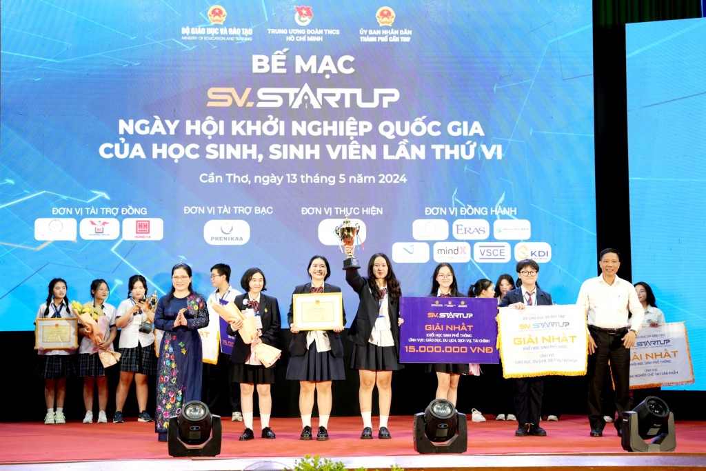 Ban Tổ chức trao giải Nhất cho nhóm học sinh Dự án “Aikoc - ứng dụng trí tuệ nhân tạo gia tăng hiệu quả kinh doanh” của Trường THPT Việt Đức