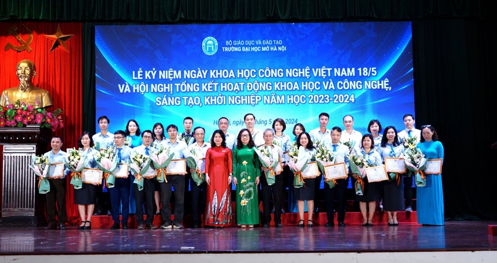 PGS.TS Nguyễn Thị Nhung, Hiệu trưởng Trường Đại học Mở Hà Nội