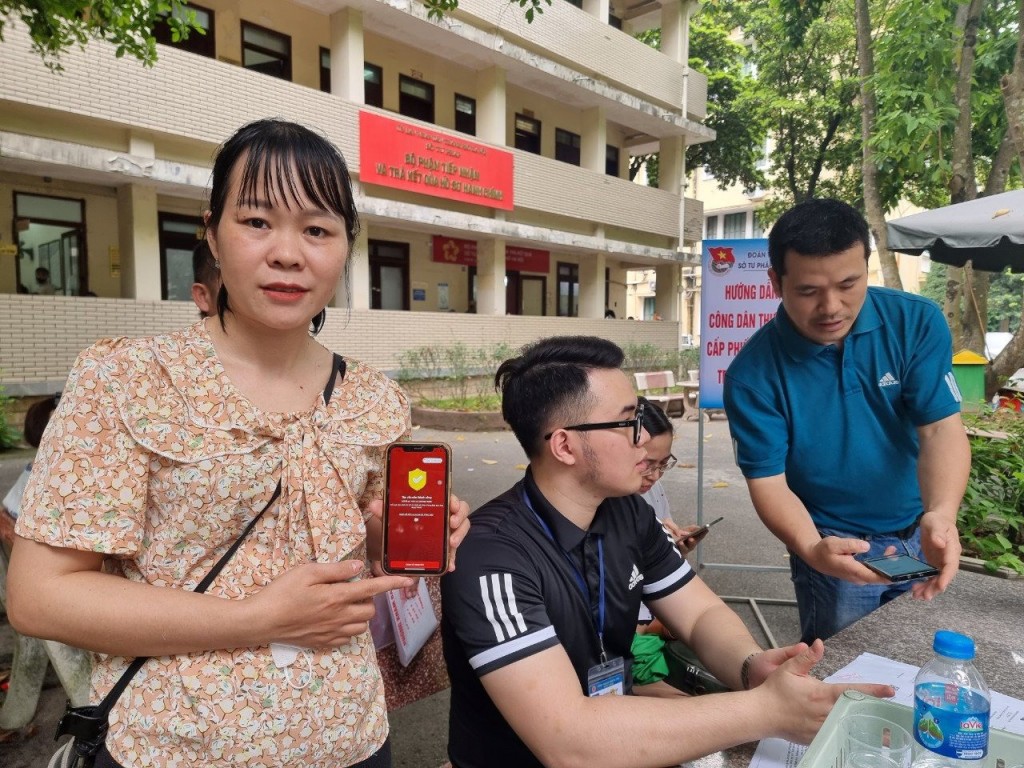Người dân huyện Phú Xuyên được hướng dẫn cài đặt VNeID