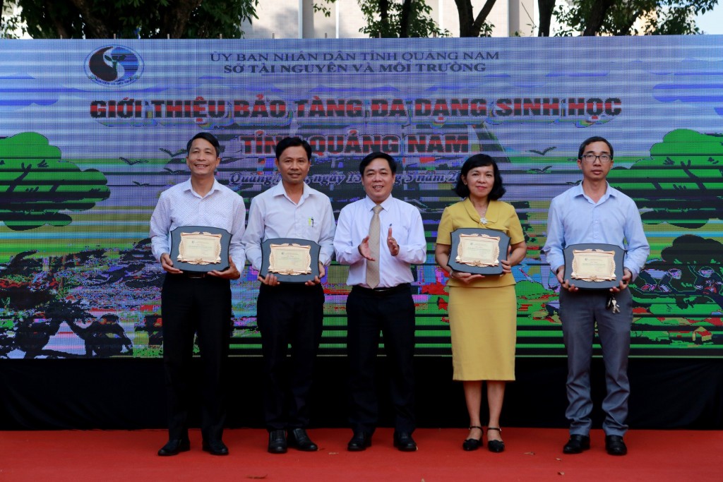 Ông Bùi Ngọc Ảnh –Giám đốc Sở TN&amp;MT tỉnh Quảng Nam tặng kỷ niệm chương cho các đơn vị đã trao tặng, bàn giao hình ảnh, mẫu vật.