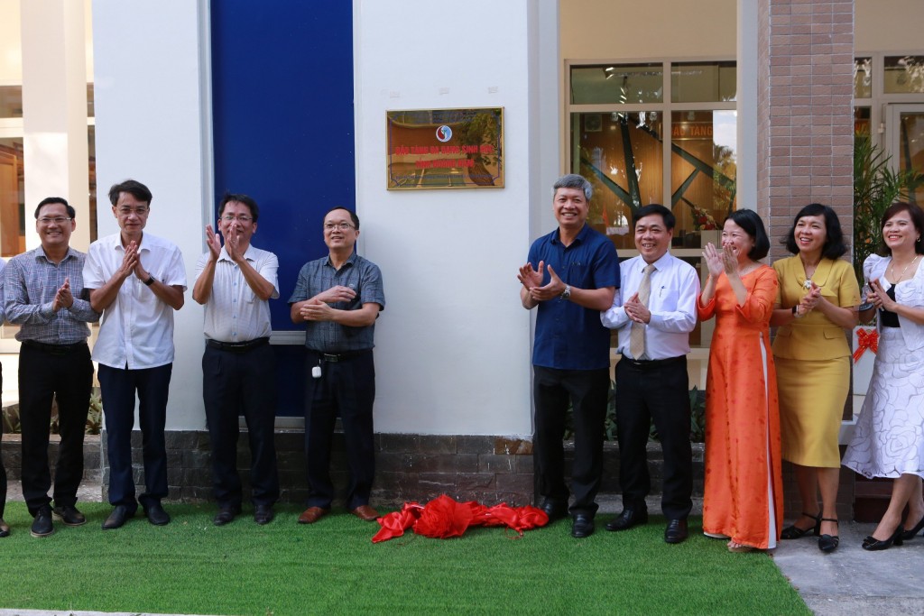 Phó Chủ tịch UBND tỉnh Quảng Nam Hồ Quang Bửu (mặc áo xanh) cùng các đại biểu  khai trương, giới thiệu Bảo tàng đa dạng sinh học tỉnh Quảng Nam.