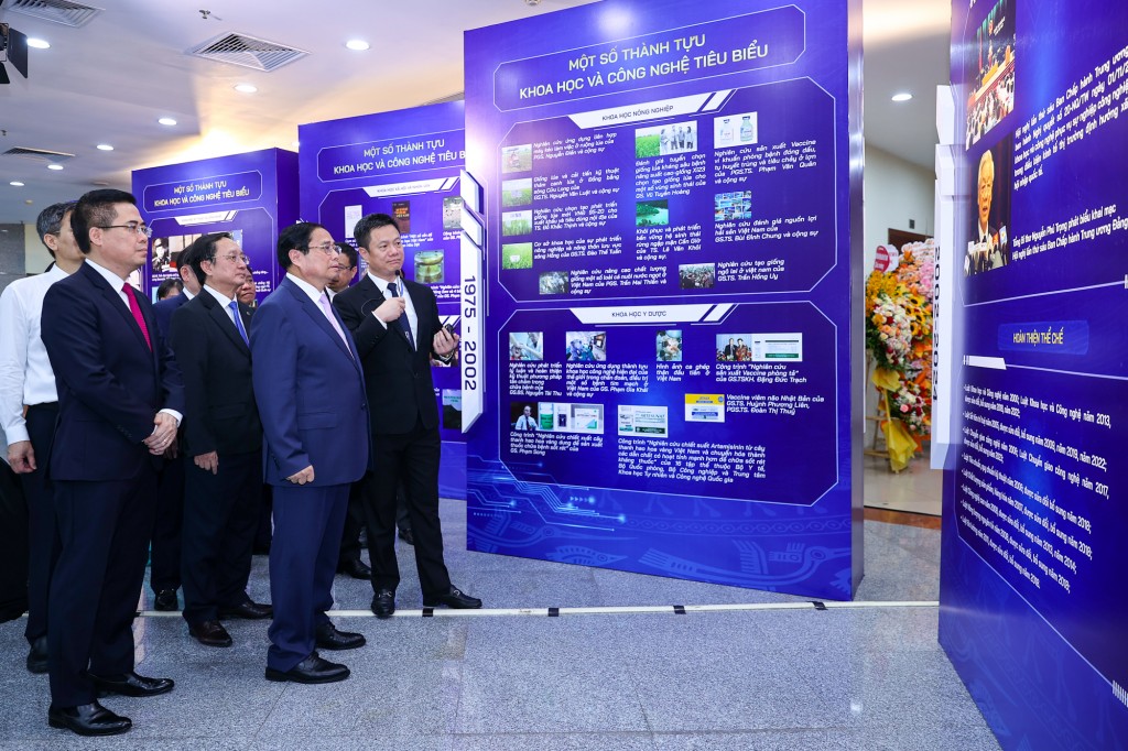 Thủ tướng nghe giới thiệu về lịch sử hình thành và quá trình phát triển của Bộ KH&CN Việt Nam - Ảnh: VGP/Nhật Bắc