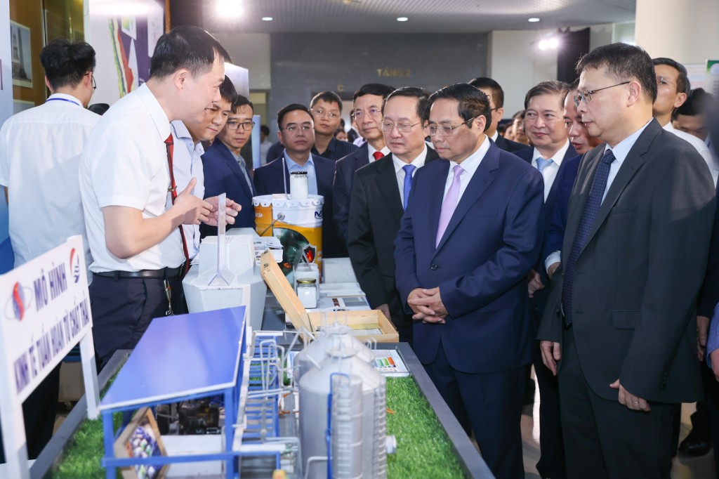Thủ tướng tham quan và nghe giới thiệu Mô hình kinh tế tuần hoàn từ chất thải - một sản phẩm của Viện Hàn lâm KHCN Việt Nam nghiên cứu - Ảnh: VGP/Nhật Bắc