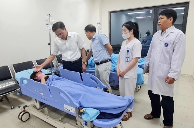 Lãnh đạo Sở Y tế Vĩnh Phúc thăm hỏi bệnh nhân tại Bệnh viện Hữu nghị Lạc Việt. Ảnh: Báo Vĩnh Phúc