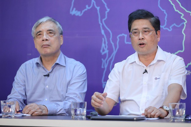 Ông Võ Quang Lâm (phải): Tập đoàn Điện lực đề nghị các nhóm khách hàng sử dụng điện thực hiện tốt, cùng chung tay chung sức để hoàn thành mục tiêu tiết kiệm 6 tỷ kWh đến hết năm 2024 - Ảnh: VGP/Nhật Bắc